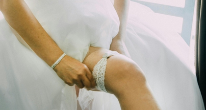 Ritual Menarik Garter Saat Pernikahan. Tradisi dari Mana?