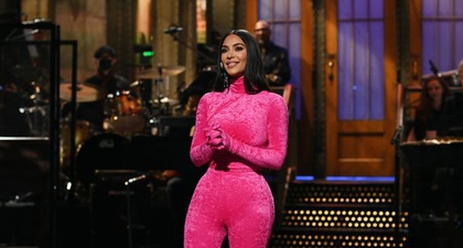 Kim Kardashian Membuat Lelucon Tentang Diri Sendiri dan Keluarganya di Saturday Night Live