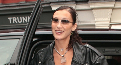 Bella Hadid Pasangkan Atasan Bustier dengan Jeans Berpotongan Panggul di London