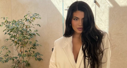 Kylie Jenner Tampil dengan Setelan Blazer, Celana Tipis, dan Tanpa Baju Dalaman