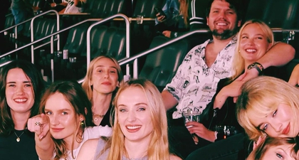 Sophie Turner Unggah Rekap 2023 yang Tampilkan Sahabatnya, Taylor Swift