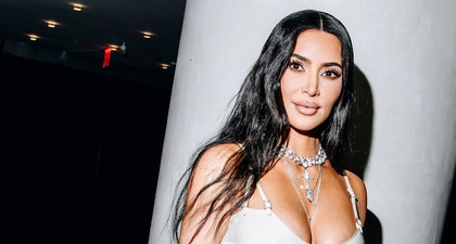 Tampilan Kim Kardashian Pakai Slipdress Putih Sambil Membawa Clutch Berbentuk Kerang