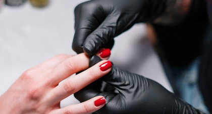 Inspirasi Desain Nail Art Maroon Kuku Pendek yang Elegan