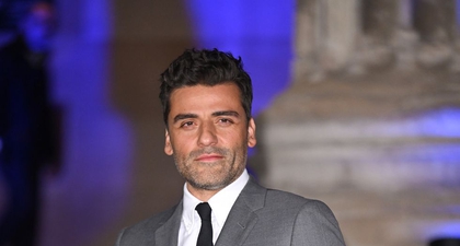 Oscar Isaac Tampil Mengenakan Setelan Rok Karya Thom Browne di Karpet Merah London