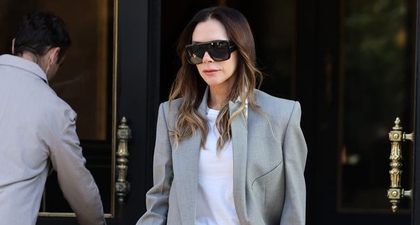 Victoria Beckham Tampil Menawan di Paris dengan Setelah Abu-Abu Berdimensi