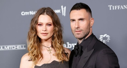 Behati Prinsloo Menyemangati Adam Levine di Konsernya di Las Vegas