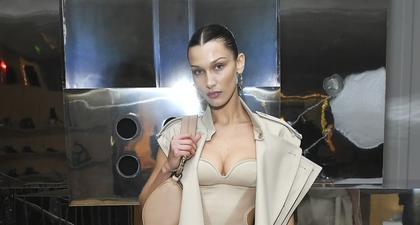 Bella Hadid Tampil Kenakan Jaket Trench Klasik Burberry dengan Sentuhan Kontemporer