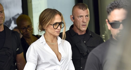 Jennifer Lopez Kenakan Rok Dior Lace-Up dan Sandal Jepit saat Berada di Bandara&nbsp;