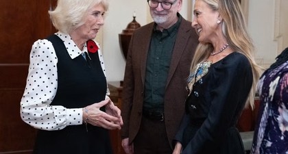 Sarah Jessica Parker Bertemu Ratu Camilla dalam Gaun Tea-Length Berhiaskan Permata