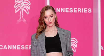 Phoebe Dynevor Kenakan Blazer dan Celana Panjang Louis Vuitton di Festival Canneseries Tahunan ke-4