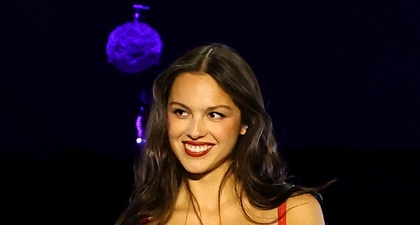 Olivia Rodrigo Tampil Konsisten dengan Celana Pendek Mikro Bermotif Polkadot