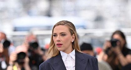 Scarlett Johansson Tampil Anggun dalam Balutan Prada untuk Debut Sutradaranya