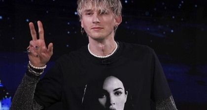 Machine Gun Kelly Kenakan T-shirt dengan Wajah Megan Fox di The Tonight Show