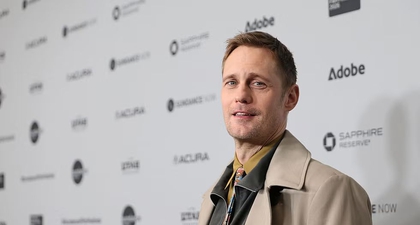 Alexander Skarsg&aring;rd Menukar Sepatu Bot &ldquo;Kinky&rdquo; dengan Flip-Flop yang Menggoda