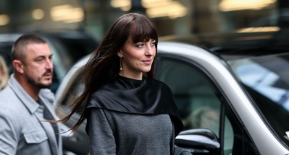 Dakota Johnson Tampil Manis dan Keren dengan Platform Boots Kulit dan Cape Sweater