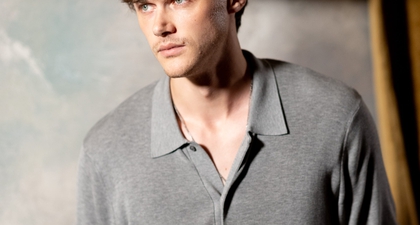 Bagaimana Christopher Briney Menghidupkan Conrad Fisher Menjadi Kekasih Fiksi Paling Ikonis di Layar Kaca?