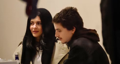 Kylie Jenner Kembali Mengenakan Head Scarf dan Mantel Panjang Cashmere