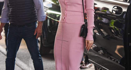 Lady Gaga Mengenakan Set Rajutan Merah Muda dan Sepatu Berbentuk Sabit di Milan