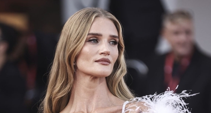 Rosie Huntington-Whiteley Memancarkan Keanggunan dengan Gaun Cut-out Penuh Keberanian saat di Festival Film Venesia