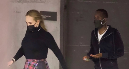 Adele Bergaya Punk dengan Rok Mini Kotak-Kotak Merah Muda