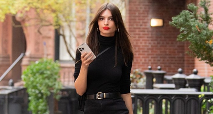 Emily Ratajkowski Terlihat Sangat Cantik dengan Rok Mini Hitam dan Sepatu Bot Over-the-Knee