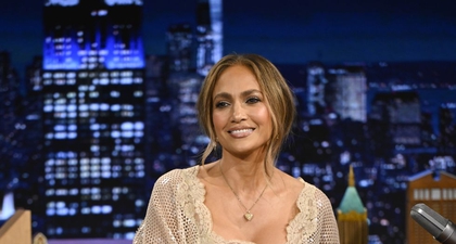 Jennifer Lopez Terlihat Berkilau dalam Gaun Jaring Emas di The Tonight Show