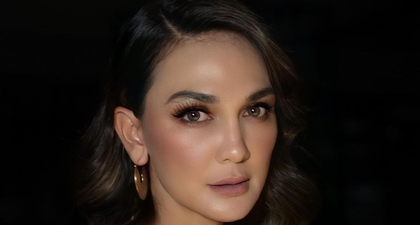 Luna Maya Tampil Menawan dengan Gaun Hitam Sultry V Cut Belakang