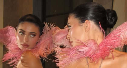 Kylie Jenner Tampil dengan Gaun Pesta Bergaya Kabaret yang Seksi & Penuh Bulu