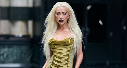 Christina Aguilera Kembali Kenakan Gaun Versace Vintage Setelah 22 Tahun