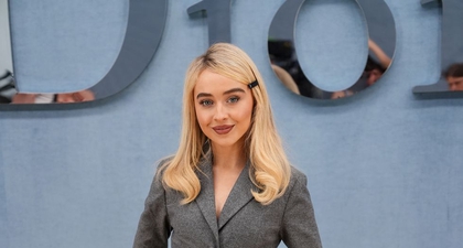 Sabrina Carpenter Tampil Anggun dalam Balutan Dior di Paris Fashion Week