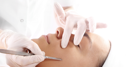 Dermaplaning: Semua yang Perlu Anda Ketahui Tentang Perawatan yang Satu Ini!