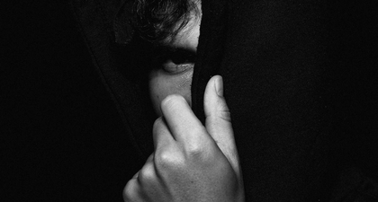 Ini Ciri-Ciri Pria yang Menutupi Perasaan Cintanya