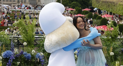 Rihanna Tampil Bak Smurfette dalam Gaun Biru Transparan dari Chanel