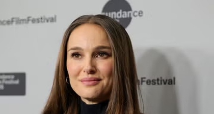 Natalie Portman Membawa Pin 