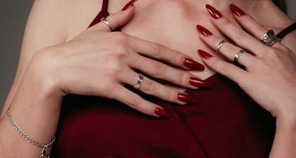 Nail Art Maroon Elegan dengan Sentuhan Modern yang Timeless