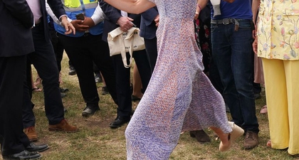 Kate Middleton Menendang Bola Sepak dengan Sepatu Hak Tinggi Layaknya Seorang Profesional