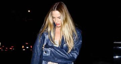Margot Robbie Padukan Trench Coat Biru dan Sepatu Balet Merah Muda