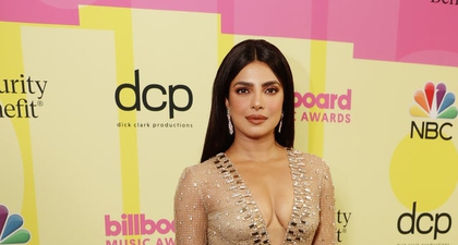 Priyanka Chopra Jonas Terlihat Mengenakan Gaun Rancangan Dolce &amp; Gabbana Bernuansa Vintage dan Perhiasan dari Bulgari