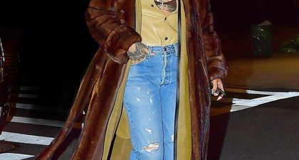 Rihanna Keluar dengan Distressed Denim dan Mantel Bulu Mewah untuk Makan Malam di NYC