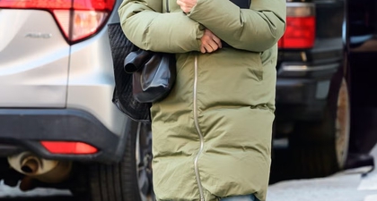 Jennifer Aniston Kenakan Jaket Puffer yang Dipadukan Dengan Topi Fedora&nbsp;