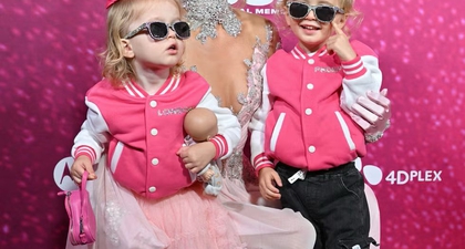 Paris Hilton dan Keluarga Kompak Kenakan Busana Serba Merah Muda di Premiere Dokumenternya