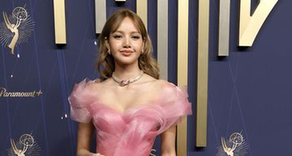 Lisa Tampil Bak Mimpi dalam Balutan Merah Muda di Emmy Awards 2025