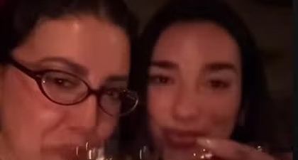 Dua Lipa Menunjukan Cincin Berlian Saat Berpesta!