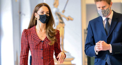 Kate Middleton Terlihat Elegan dalam Balutan Gaun Bermotif Houndstooth Karya Desainer Alessandra Rich Ketika Berkunjung ke Museum V&A