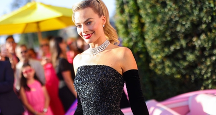 Cara Margot Robbie Tampil Glamor Ala Barbie Tahun 60-an