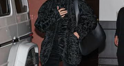 Hailey Bieber Kenakan Mantel Bertekstur yang Jadi Sorotan dari Tampilan Serba Hitam yang Mewah