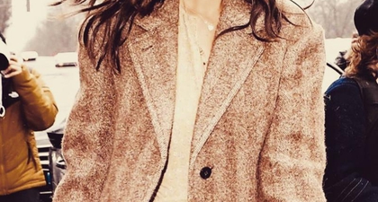 Katie Holmes Tunjukkan Kemesraan Dalam Balutan Jaket Gingham dan Celana Jeans Longgar