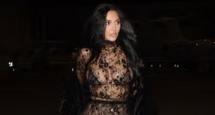 Kim Kardashian Tampil Memukau di Paris dengan Busana Terusan Transparan Berbahan Renda dan Jubah