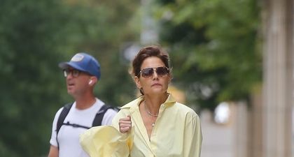 Tampilan Warna Primer ala Katie Holmes yang Disempurnakan bersama Lengan Dramatis Berbelahan