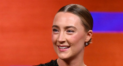 Tampilan Klasik Elegan Saoirse Ronan di The Graham Norton Show